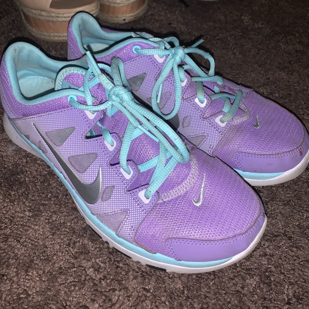 Tennis shoes
